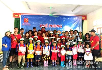 CLB Hà Nội phượt 'buôn' mận gây quỹ hỗ trợ xã nghèo miền Tây Nghệ An