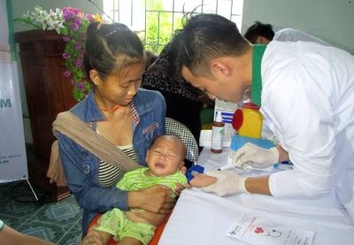 Hơn 1.000 trẻ em tộc người 'ngủ ngồi' được khám sàng lọc miễn phí