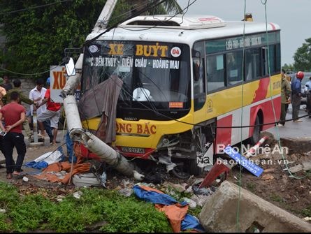 Xe buýt Đông Bắc mất lái, tông tài xế xe ôm tử vong