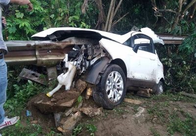 Tài xế đứt lìa cánh tay sau khi xe bị 'xẻ làm đôi'