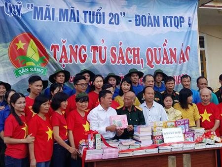 Trao tặng quần áo, tủ sách cho học sinh dân tộc thiểu số Kỳ Sơn