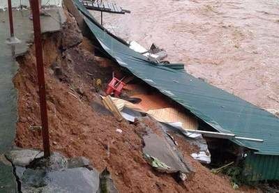 Hơn 60 ngôi nhà, trường học bị sập và tốc mái ở Quế Phong