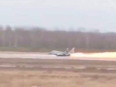 Chiến đấu cơ bốc cháy dữ dội khi cất cánh ở Belarus