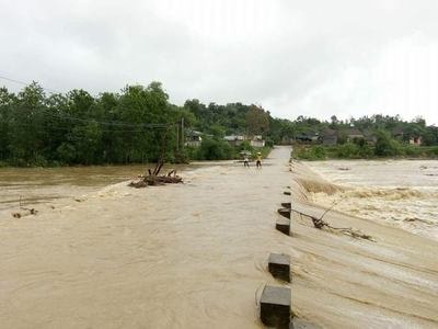 Lũ lên cao sau bão chia cắt nhiều làng bản ở Nghệ An