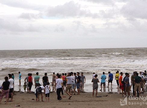 Nghệ An: Du khách vẫn liều mình tắm biển sau bão