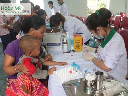 Khám, quản lý hồ sơ sức khỏe miễn phí cho trên 1.500 trẻ em dân tộc 'ngủ ngồi'