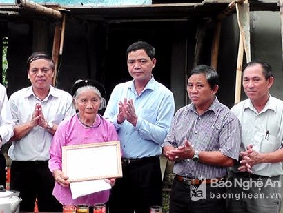 Trao 50 triệu đồng hỗ trợ Mẹ Việt Nam anh hùng xây nhà tình nghĩa