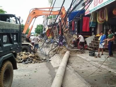 Điện lực Đô Lương tập trung khắc phục 250 cột điện gãy đổ sau bão số 2