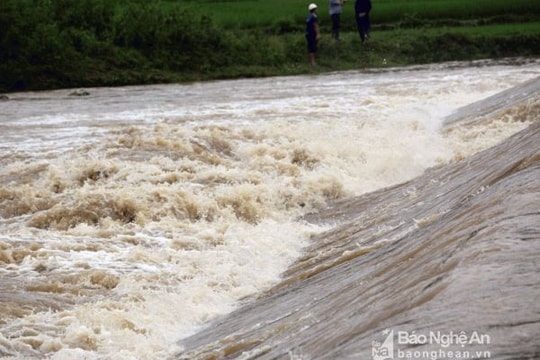 Quốc lộ 7 đoạn xã Tam Thái ngập chìm trong lũ