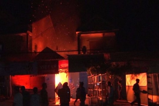 Cửa hàng tạp hóa bùng cháy giữa đêm