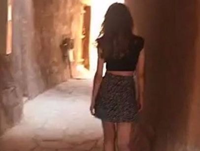 Giới chức Saudi Arabia điều tra cô gái trẻ dám... mặc váy ngắn