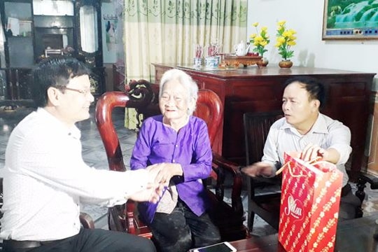 Trao quà gia đình chính sách ở Anh Sơn