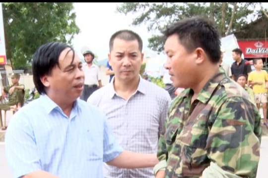 Thăm hỏi động viên chủ cửa hàng tạp hóa bị cháy tại Tân Kỳ