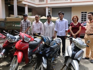 Công an Đô Lương trao trả 5 xe máy cho người dân bị mất cắp