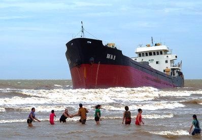 Cận cảnh những con tàu 'khủng' mắc cạn sau bão số 2 ở Nghệ An