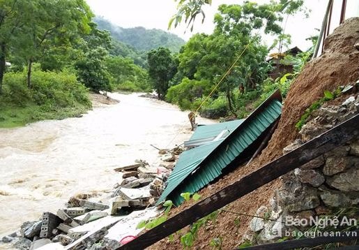 Người dân biên giới giúp nhau chạy lũ