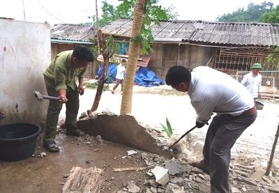 Người Mông tháo dỡ hàng trăm công trình, vật dụng vi phạm hành lang giao thông
