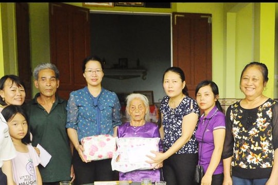 Hội phụ nữ Thanh Chương: Tặng quà Mẹ Việt Nam anh hùng