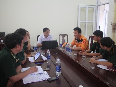 Vụ tàu chìm ở Nghệ An: Huy động thợ lặn, tàu giã cào tìm kiếm 4 thuyền viên còn mất tích