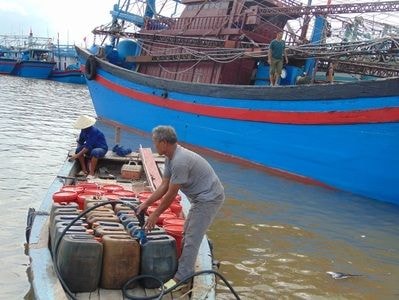 Tàu thuyền của ngư dân Nghệ An hối hả ra khơi sau bão