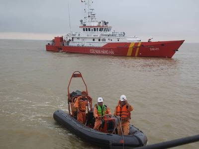 Thợ lặn bắt đầu tìm 4 thuyền viên tàu VTB 26 mất tích ở Nghệ An