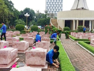 Tuổi trẻ thành phố ra quân dọn vệ sinh Nghĩa trang Liệt sỹ
