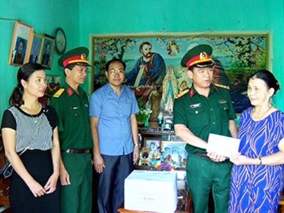 Ban chỉ huy quân sự Thị xã Cửa Lò thăm, tặng quà gia đình chính sách