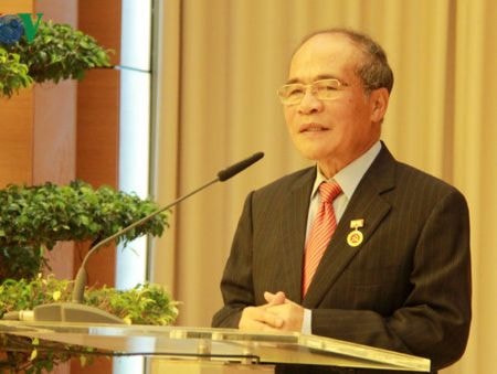 Trao Huy hiệu 40 năm tuổi Đảng cho nguyên Chủ tịch Quốc hội Nguyễn Sinh Hùng