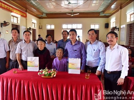 Sở Du lịch thăm hỏi, tặng quà 11 gia đình chính sách