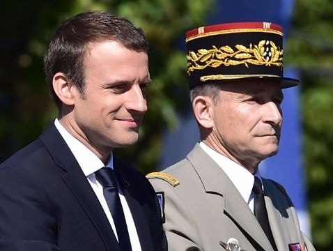 Người đứng đầu quân đội Pháp từ chức