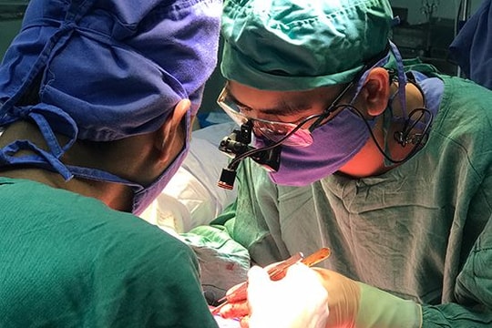 Thầy giáo bị tai nạn giao thông kinh hoàng được nối lại tay