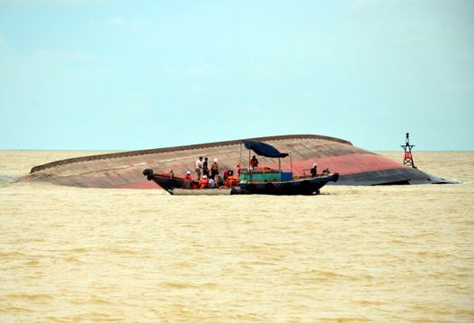 Tiếp tục phát hiện 1 thi thể trên con tàu chìm ở Nghệ An