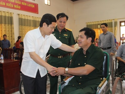 Đồng chí Nguyễn Xuân Sơn thăm, tặng quà các thương, bệnh binh, gia đình chính sách