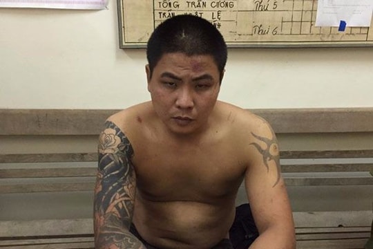 Bị dân vây bắt, 3 cẩu tặc vứt ô tô tháo chạy lên núi