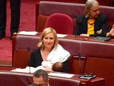 Nữ thượng nghị sĩ Úc cho con bú giữa nghị trường từ chức