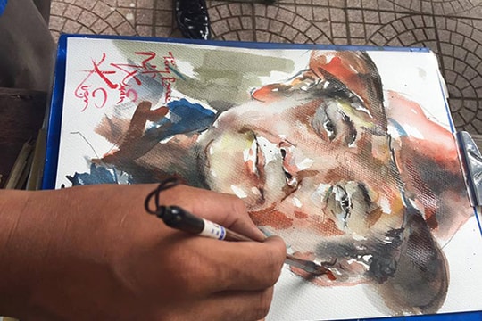 Sinh viên trường CĐ Văn hoá nghệ thuật vẽ chân dung tặng thương, bệnh binh