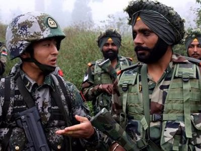 Một tháng đối đầu trên cao nguyên giữa hai gã khổng lồ Trung-Ấn