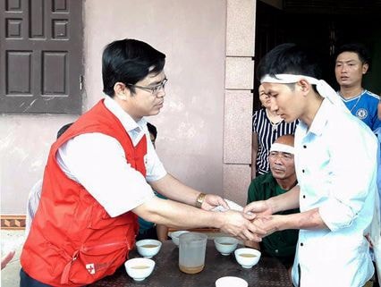 Thăm hỏi, trao quà cho các gia đình có người thân thiệt mạng do bão số 2