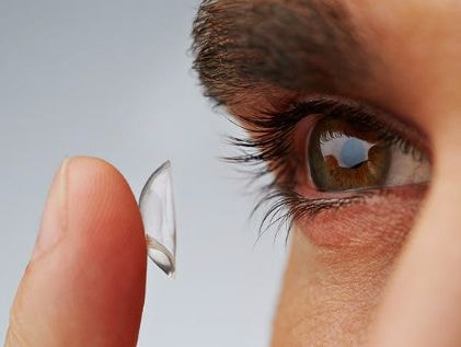 27 chiếc kính áp tròng kẹt trong mắt người phụ nữ