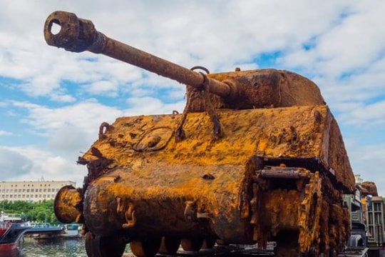 Kỳ tích: Chìm dưới nước 72 năm, xe tăng Sherman vẫn nguyên vẹn