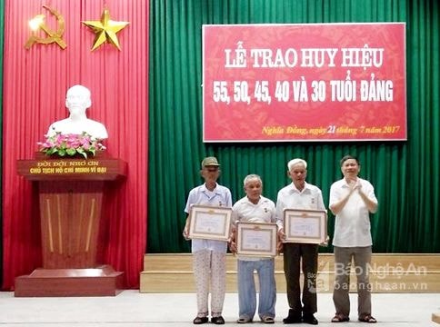 Xã Nghĩa Đồng (Tân Kỳ) trao tặng Huy hiệu Đảng cho 49 đảng viên