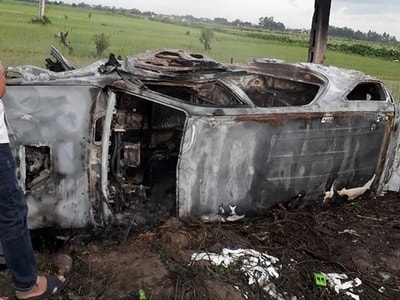 Người dân đốt cháy rụi xe Fotuner vì nghi bắt cóc trẻ em