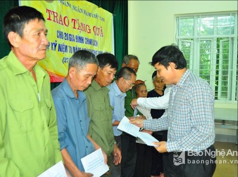 Trao quà của Thống đốc Ngân hàng nhà nước cho gia đình chính sách tại Tương Dương