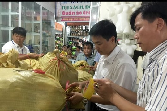 Cưỡng chế 13 hộ kinh doanh nợ đọng thuế tại chợ Ga Vinh