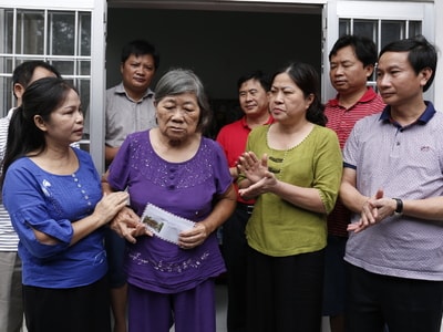 Báo Nghệ An tặng quà nữ cựu tù duy nhất còn sống tại Côn Đảo