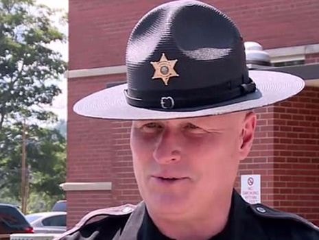 Anh trai 5 tuổi lái ôtô đưa em đi thăm ông bà ở Mỹ