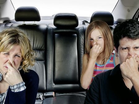 Cách khử mùi hôi trên xe ô tô trong mùa mưa ẩm