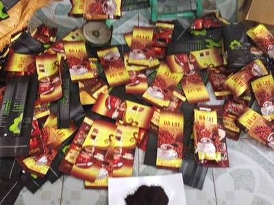 Đột nhập lò 'sản xuất' cà phê giả cực lớn ở Nghệ An