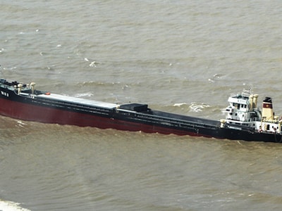 Hút cát giải cứu tàu nghìn tấn mắc cạn ở Cửa Lò