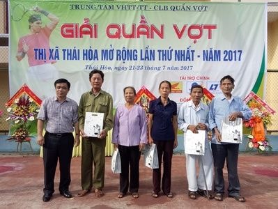 Thái Hòa: Giải quần vợt mở rộng, trao 30 suất quà cho gia đình chính sách